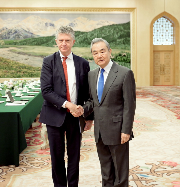 王毅会见英国首相国家安全事务顾问鲍威尔