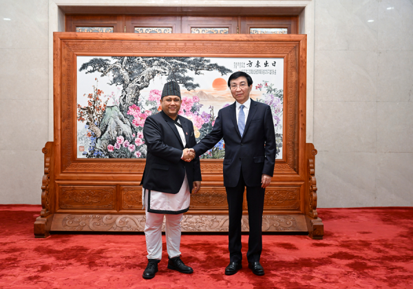 王沪宁会见尼泊尔外交部长希西尔