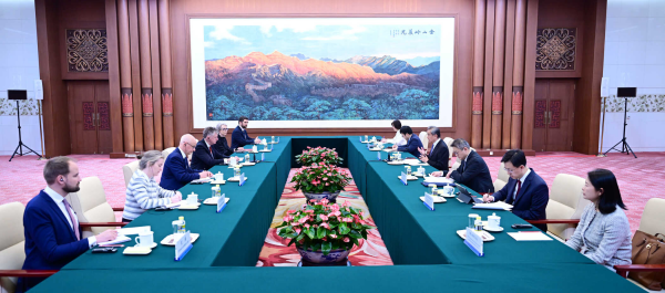 王毅会见英国首相国家安全事务顾问鲍威尔相关图片