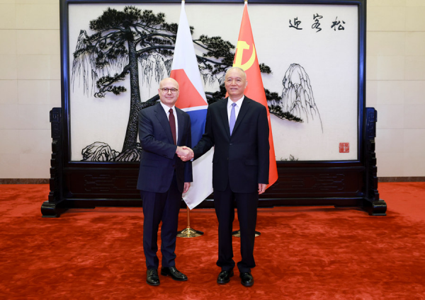 蔡奇会见塞尔维亚前进党代表团相关图片