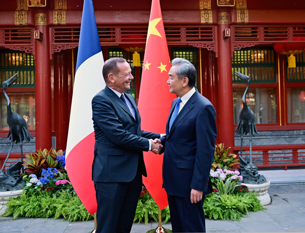 王毅同法国总统外事顾问博纳会谈相关图片